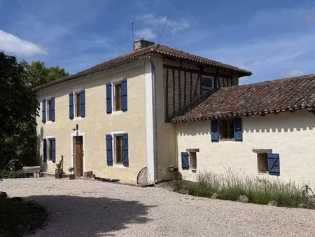 élégante maison de campagne au coeur de 3 hectares de terrain 