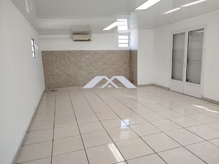 local professionnel 83 m² en za cambaie saint-paul avec showroo