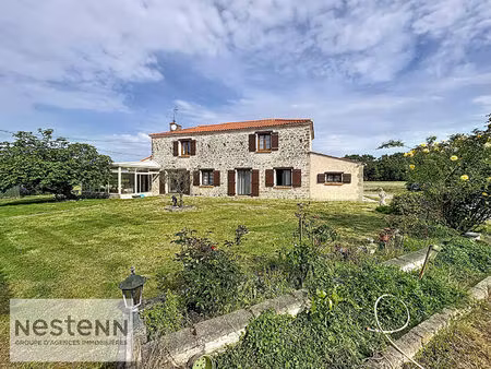 maison ancienne de charme à vendre à sallertaine - 14 hectares