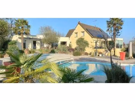 maison avec piscine et terrasse cossé-le-vivien (53)