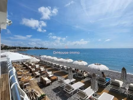 restaurant face a la mer avec sa plage privee.