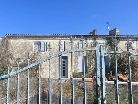 vente maison 4 pièces 146 m² à essouvert (17400)  76 000 €