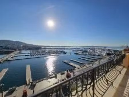 cannes  face au vieux port  4 pièces avec grande terrasse et parking.