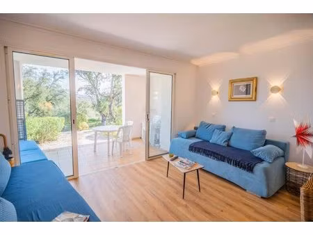 grimaud proche plages: appartement rénové dans résidence avec piscine