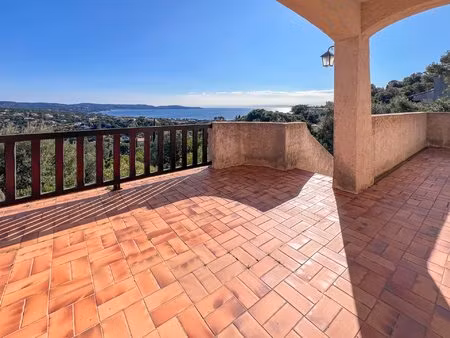 villa élevée à cavalaire avec une superbe vue sur la mer