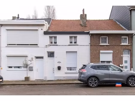 te renoveren rijwoning met twee slaapkamers en tuin