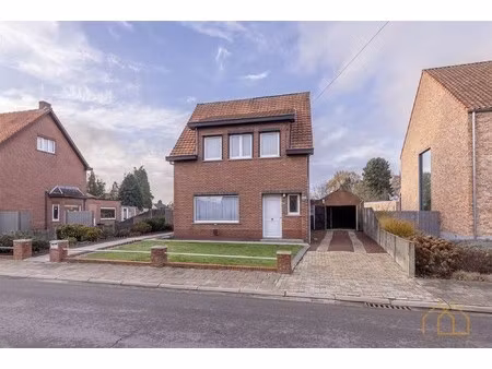 op te frissen woning op 12a in centrum van geel
