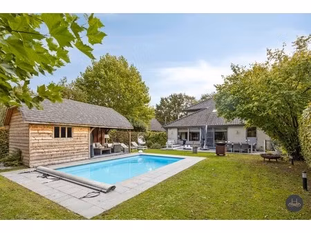 indrukwekkende villa met zwembad en fraai aangelegde tuin
