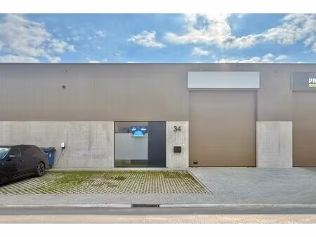 magazijn van 180m² met 2 autostaanplaatsen
