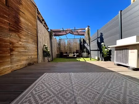 magnifique appartement studio en rez-de-chaussée avec jardin et une place de stationnement