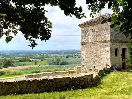 ensemble de charme & de caractère : château  conciergerie & tour de guêt du xviiième près 