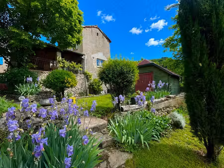 maison de village indépendante avec 754 m2 de jardin paysagé et une vue superbe sur les...