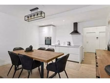 appartement en rez-de-chaussée avec une grande terrasse