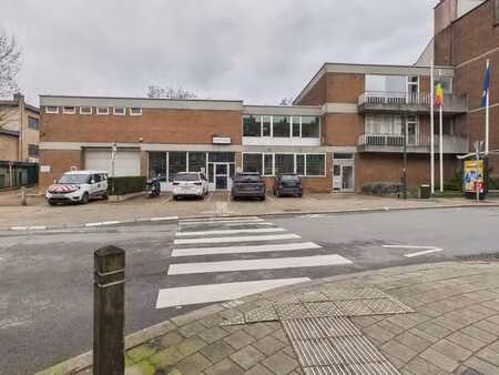 entrepôt/bureaux spacieux à louer à saint-job  uccle