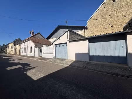 sainte-colombe-sur-seine : maison de village de 85 m2 avec deux garages et un terrain non.