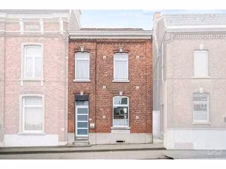 maison 3 façades avec 4ch. et jardin.