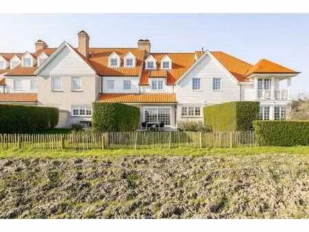 une charmante maison offrant une vue dégagée depuis le sé...