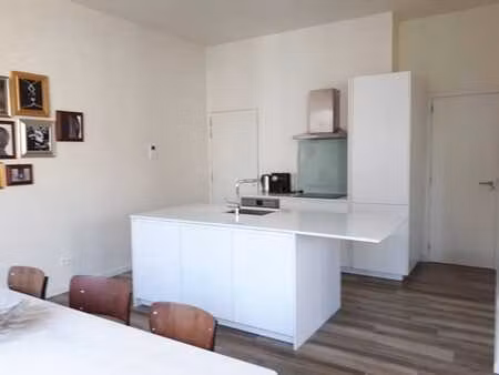 bel appartement avec balcon ensoleillé situé dans le centre.