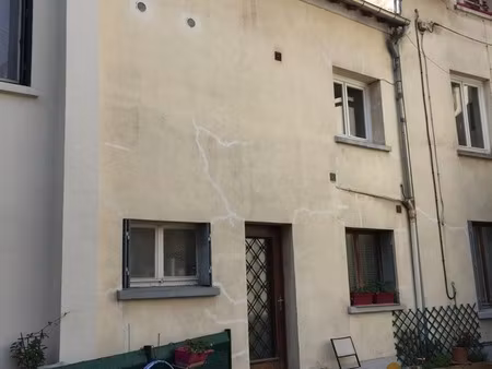 ensemble immobilier proposant 3 commerces  4 logements et communs