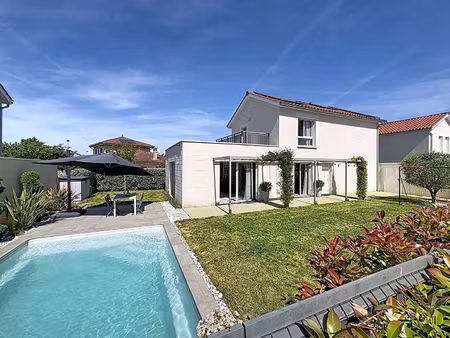 manissieux-st priest  maison climatisée de 4 chambres  avec piscine et garage