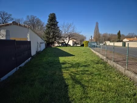 terrain de 400 m2  200 m à pied des commerces du bourg
