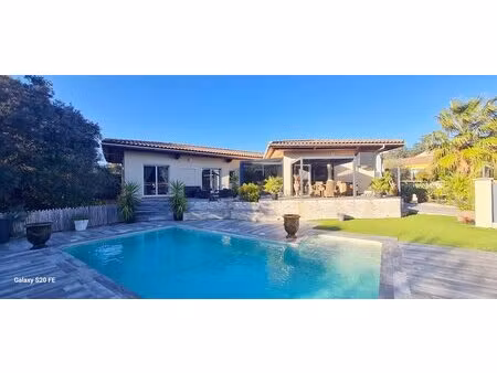 villa spacieuse de 166m2 avec une piscine s'étendant sur 851m2 de terrain