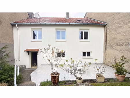 emplacement ideal pour cette grande maison située au centre