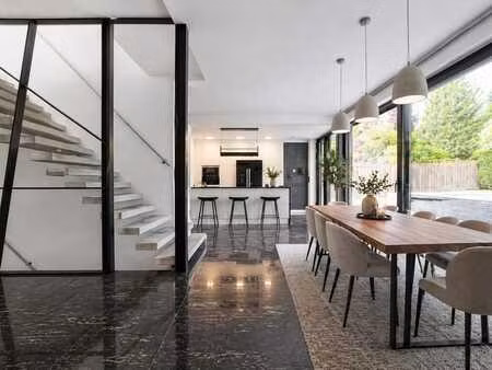 spacieuse villa contemporaine avec piscine !