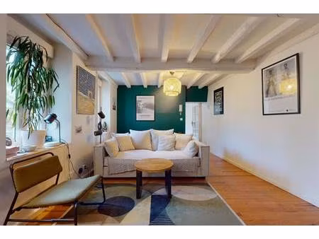 un appartement de 3 pièces en duplex et sa cour