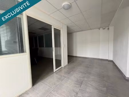 stationnement facile devant le bâtiment