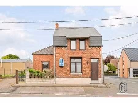 spacieuse maison 3 façades  2 chambres sur 523m²