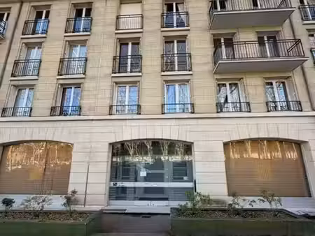 versailles – axe prime – local commercial 320 m² rdc : 15ml vitrine + 300 m2 sous-sol