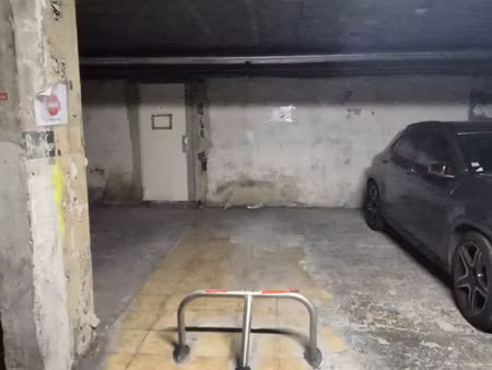 parking place de stationnement cantini / corinthe delphes
