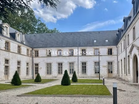 a châlons-en-champagne  dans une abbaye du 16e s. classée mh  un appartement voûté...