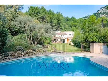 maison eoures avec piscine