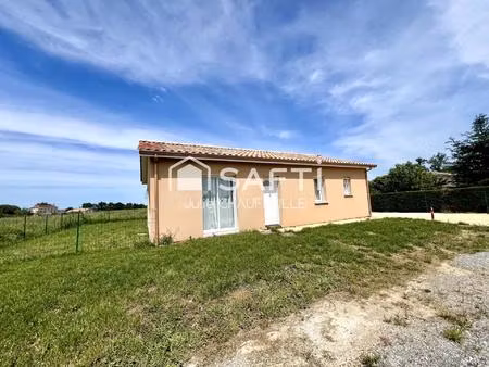 maison neuve dans un village de campagne