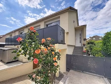 joli maison dans une impasse