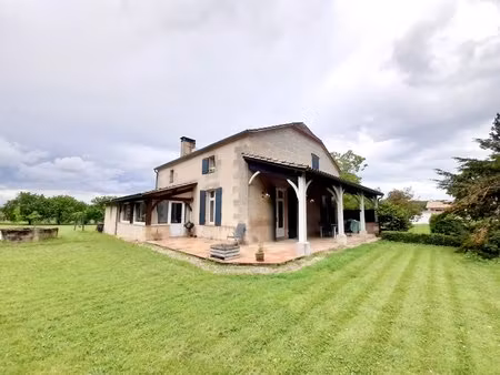 jolie maison en pierre avec 4 chambres  un grand garage et un abri voiture.