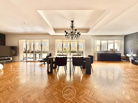appartement traversant rénové avec terrasse carré d'or 8e