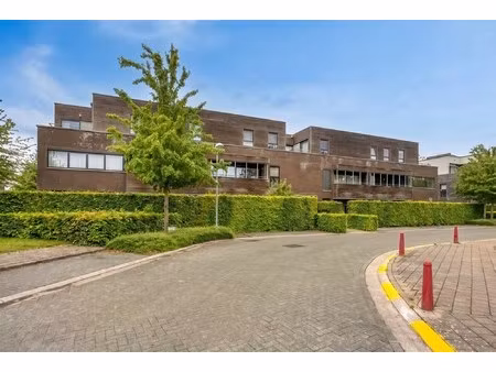 hoogwaardig afgewerkt gelijkvloers appartement met terras