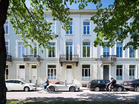 instapklare en karaktervolle herenwoning + kantoor met een buitenruimte aan de gegeerde co
