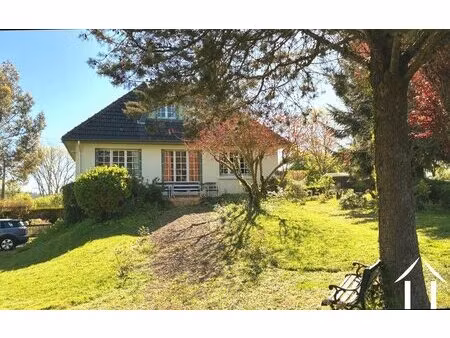 maison agréable avec beau jardin dans la région des lacs du morvan