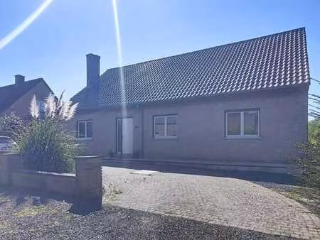 magnifique villa plain pied sur un vaste terrain de 16 ares!