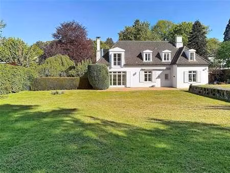 villa à rénover avec magnifique jardin sud