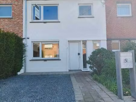 maison de ville rénovée avec jardin et garage à anzegem