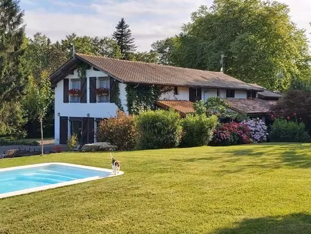 belle maison avec piscine sur une grande parcelle lumineuse à urrugne