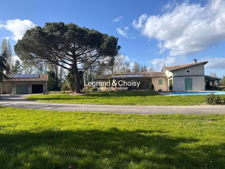 villa avec piscine et parc arboré
