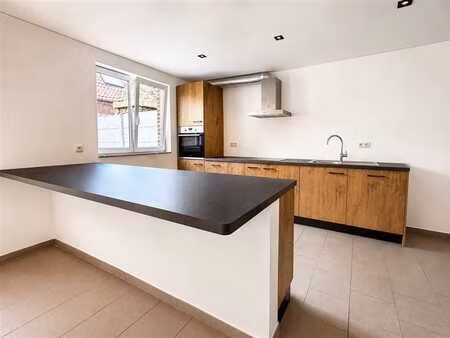 bel appartement au rez-de-chaussée avec cour