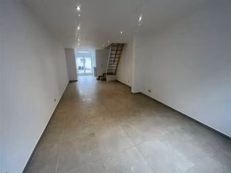 maison rénovée 2ch avec cour dans une rue calme