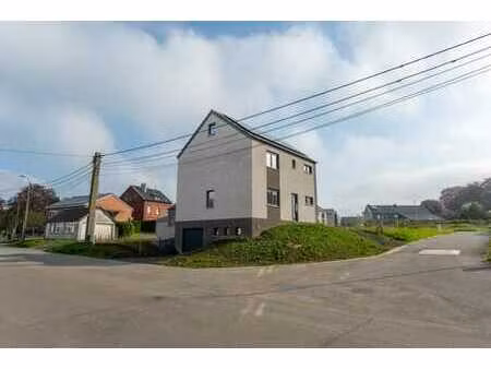 nouvelle construction 4 façades avec garage et jardin.